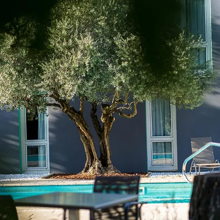 Pomo & Restaurant מלון 4*