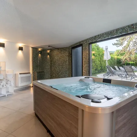 Отель Pomo & Restaurant Эшироль