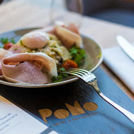 Pomo & Restaurant מלון 4*