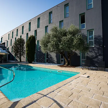 Pomo & Restaurant מלון