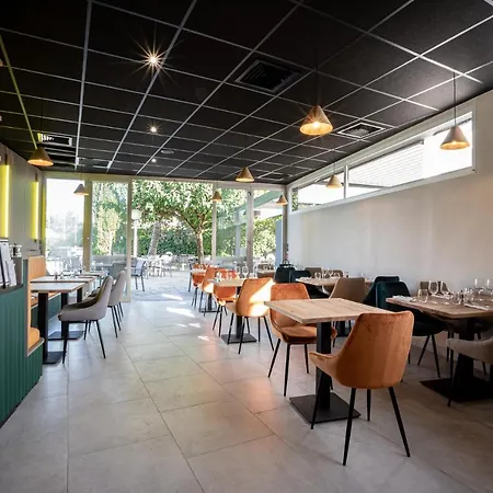 Pomo & Restaurant מלון 4*